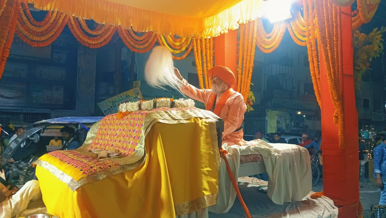 श्रीगुरू तेग बहादुर के शहीदी दिवस पर निकले जुलूस में गतका का करतब दिखाते कलाकार-संवाद श्रीगुरू तेग बहादुर के शहीदी दिवस पर निकले जुलूस में गतका का करतब दिखाते कलाकार-संवाद