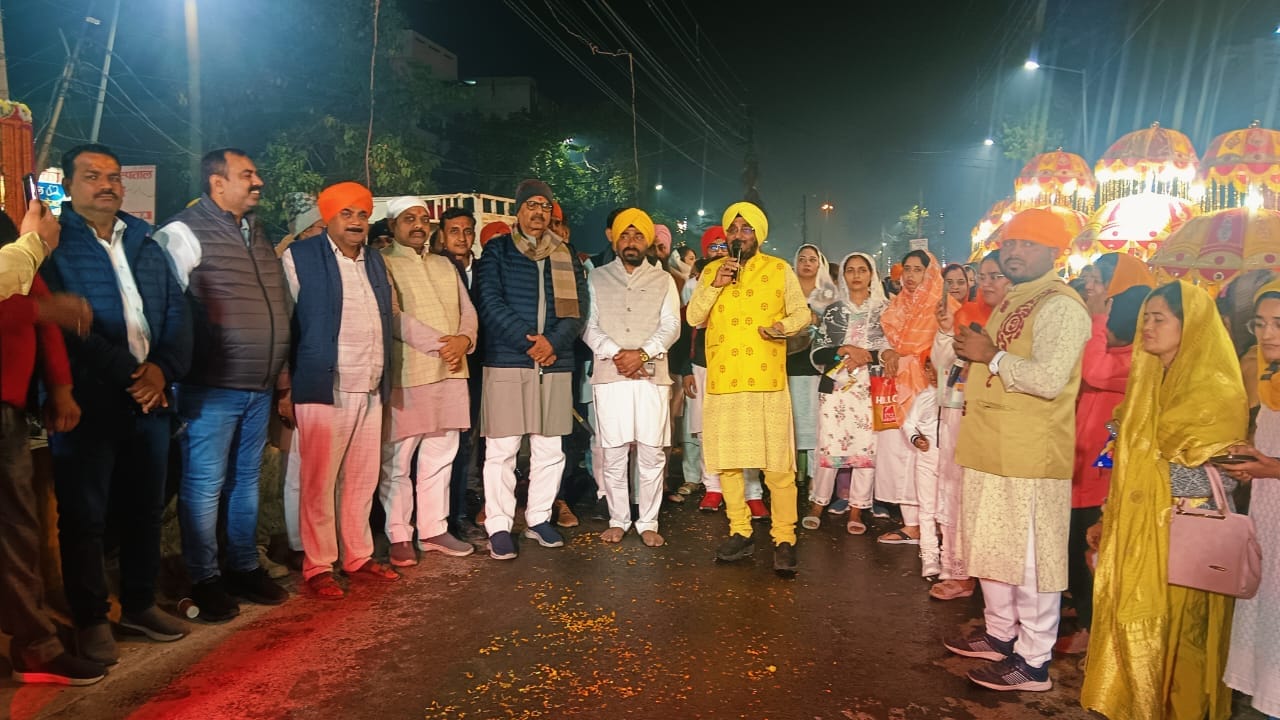 श्रीगुरू तेग बहादुर के शहीदी दिवस पर निकले जुलूस में गतका का करतब दिखाते कलाकार-संवाद श्रीगुरू तेग बहादुर के शहीदी दिवस पर निकले जुलूस में गतका का करतब दिखाते कलाकार-संवाद