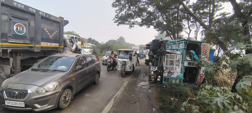 ट्रेलर की टक्कर के बाद मौके पर पहुंचकर घायल को ले जाते एंबुलेंस कर्मी । संवाद ट्रेलर की टक्कर के बाद मौके पर पहुंचकर घायल को ले जाते एंबुलेंस कर्मी । संवाद