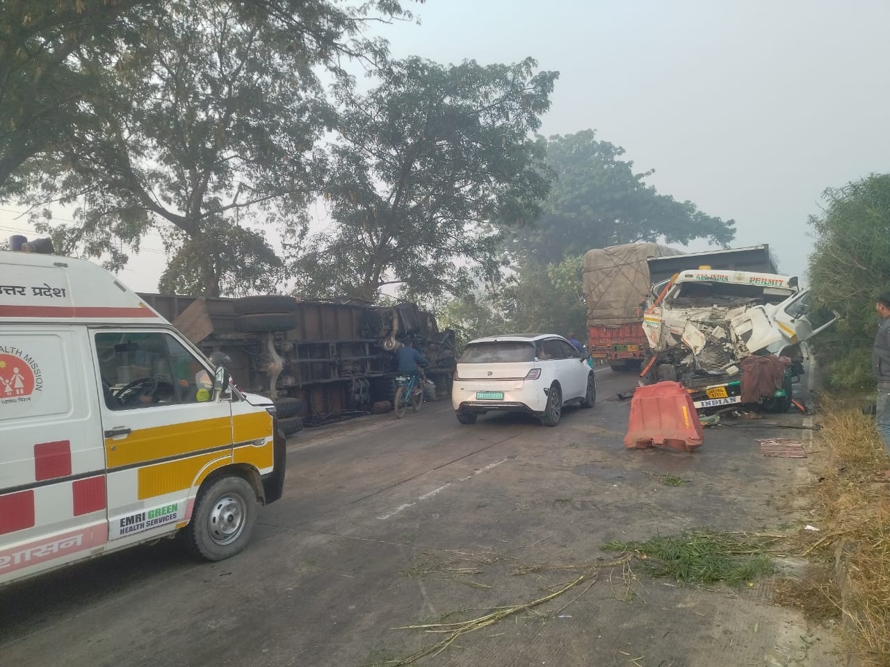 ट्रेलर की टक्कर के बाद मौके पर पहुंचकर घायल को ले जाते एंबुलेंस कर्मी । संवाद ट्रेलर की टक्कर के बाद मौके पर पहुंचकर घायल को ले जाते एंबुलेंस कर्मी । संवाद