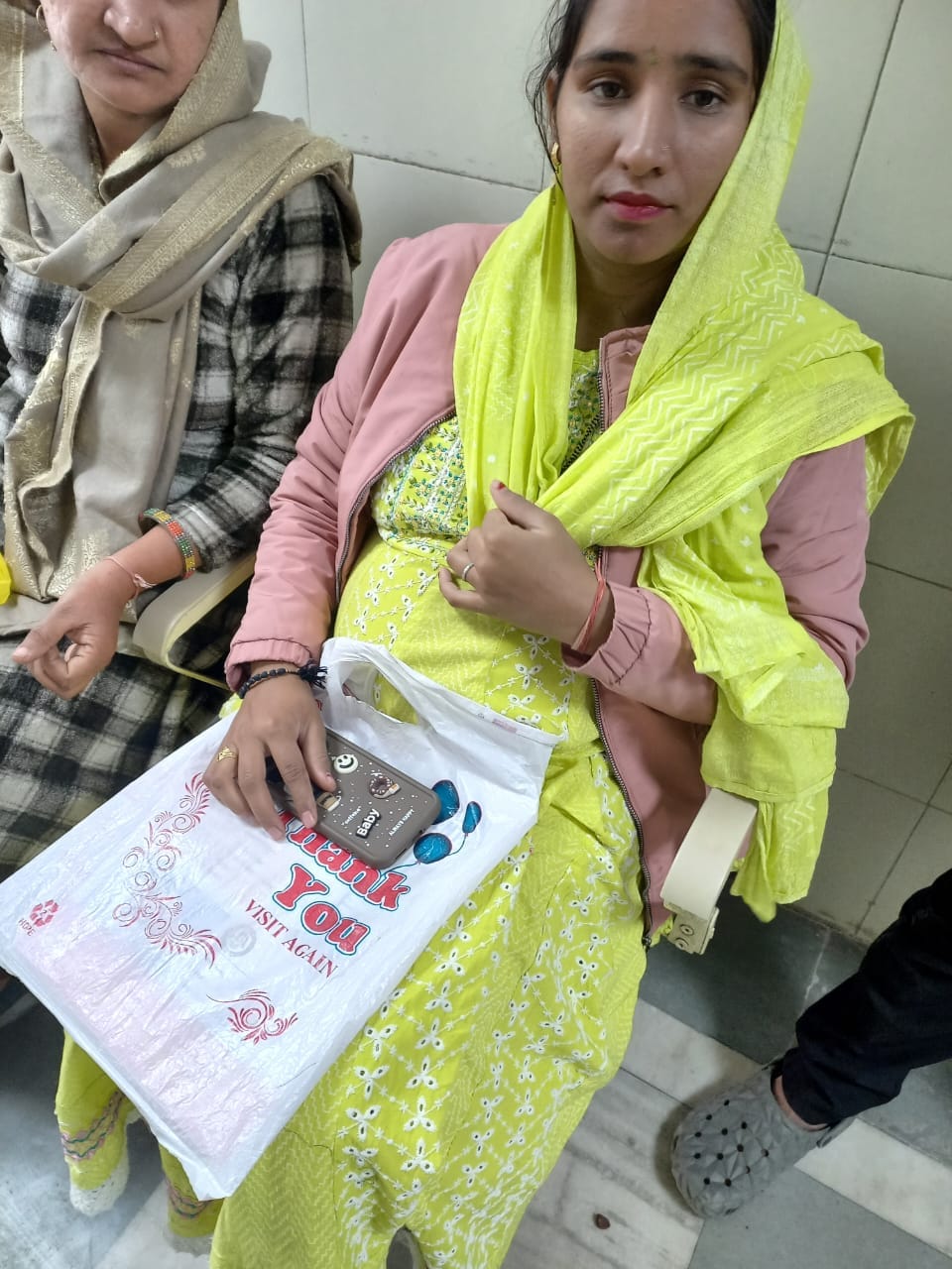 10jjrp16- महिला रोग विशेषज्ञ ओपीडी के बाहर लगी महिलाओं की भीड़। संवाद 10jjrp16- महिला रोग विशेषज्ञ ओपीडी के बाहर लगी महिलाओं की भीड़। संवाद