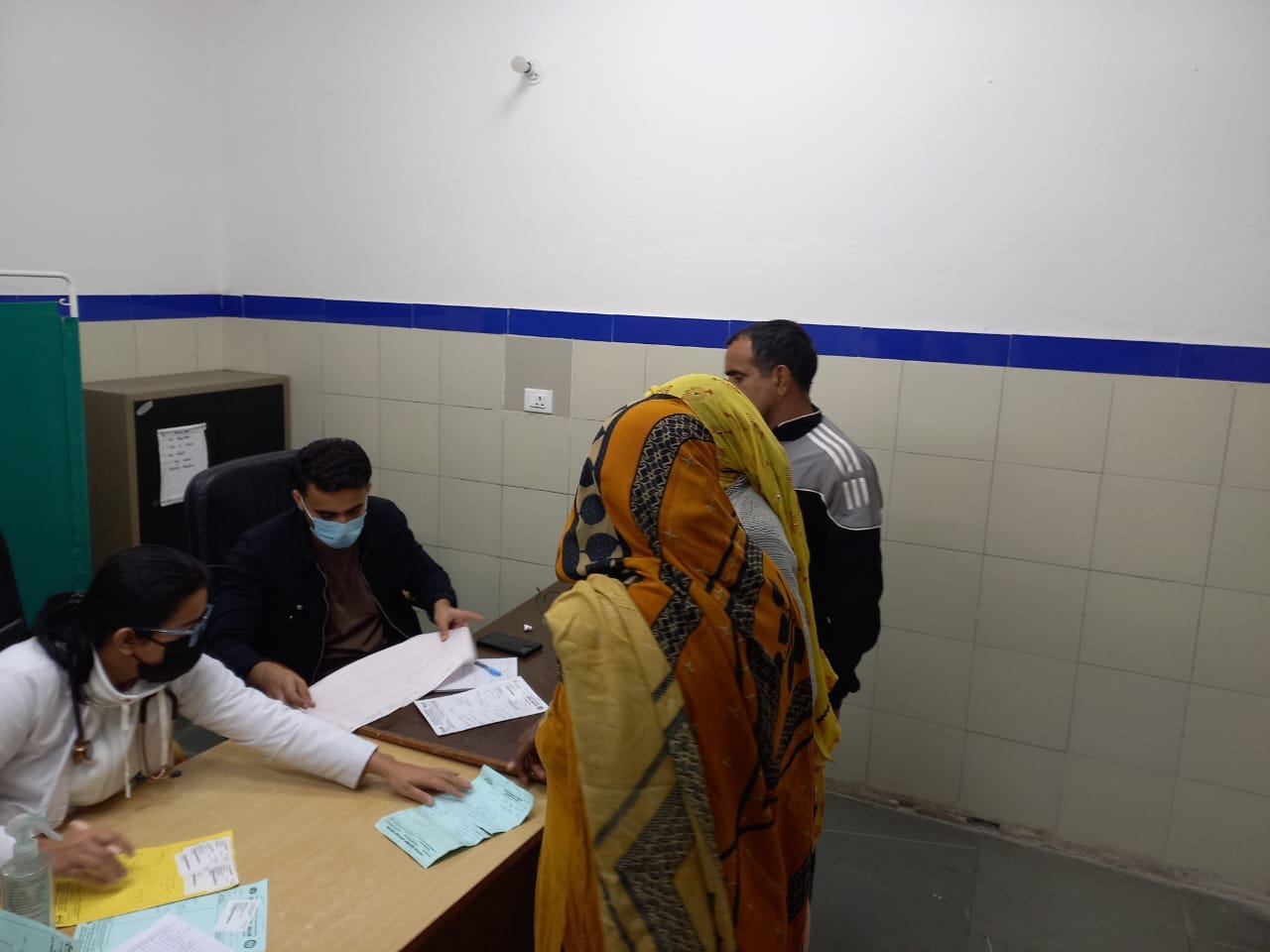 10jjrp16- महिला रोग विशेषज्ञ ओपीडी के बाहर लगी महिलाओं की भीड़। संवाद 10jjrp16- महिला रोग विशेषज्ञ ओपीडी के बाहर लगी महिलाओं की भीड़। संवाद