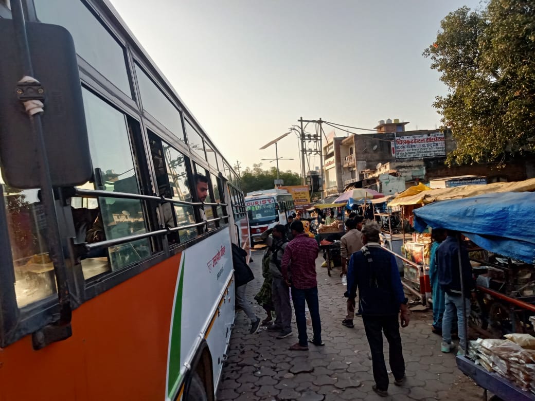 28 सीकेटीपी-7- परिचय- रेलवे स्टेशन के प्लेटफार्म पर बैठे यात्री। संवाद