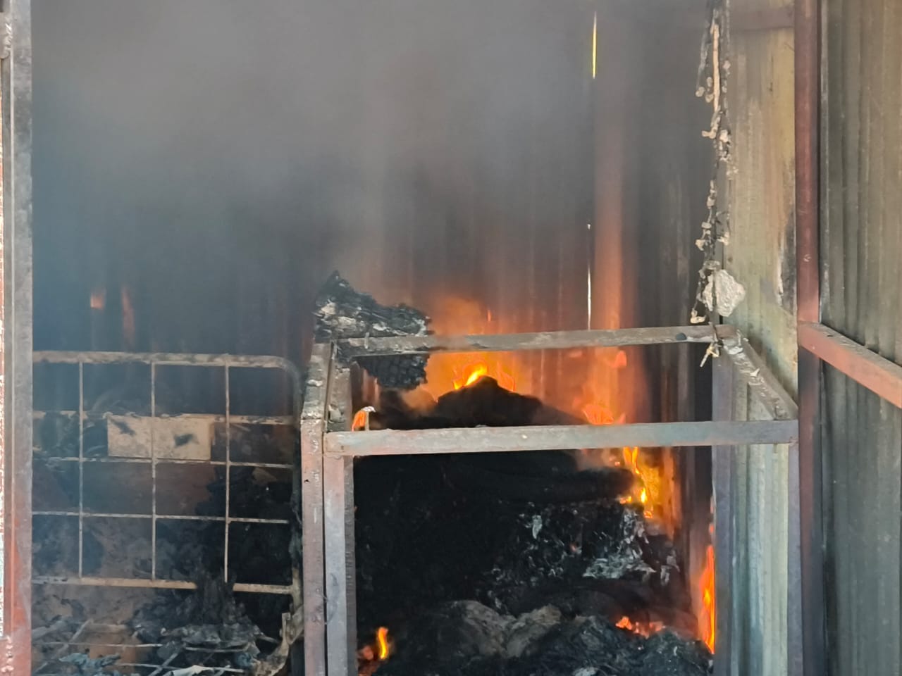 आग बुझती टीम।