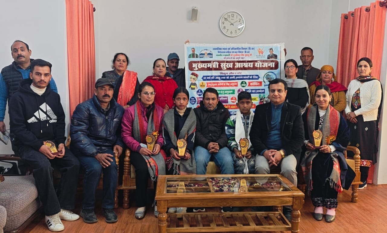 आनी में खंड स्तरीय अनुश्रवण समिति की बैठक में मौजूद जन प्रतिनिधि और एसडीएम आनी। स्रोत : प्रशासन आनी में खंड स्तरीय अनुश्रवण समिति की बैठक में मौजूद जन प्रतिनिधि और एसडीएम आनी। स्रोत : प्रशासन