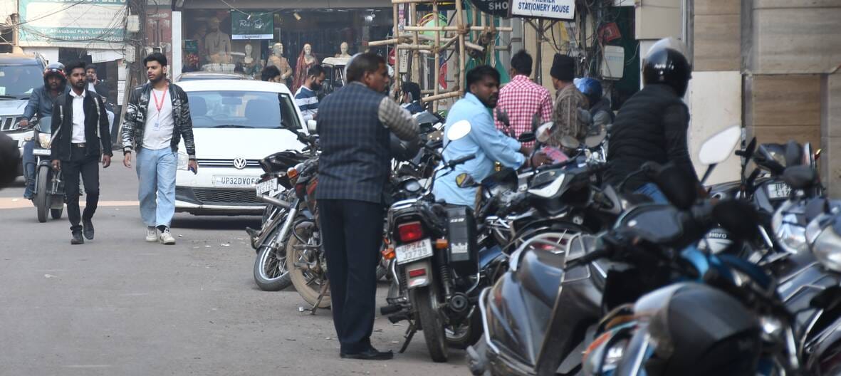 अमीनाबाद में नहीं खुली पार्किंग। अमीनाबाद में नहीं खुली पार्किंग।