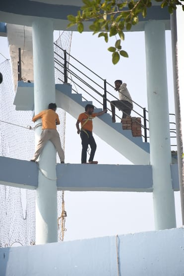 अमीनाबाद पार्किंग में बिना सुरक्षा उपकरण काम करते मजदूर। अमीनाबाद पार्किंग में बिना सुरक्षा उपकरण काम करते मजदूर।