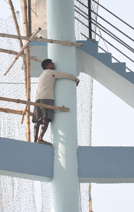 अमीनाबाद पार्किंग में बिना सुरक्षा उपकरण काम करते मजदूर। अमीनाबाद पार्किंग में बिना सुरक्षा उपकरण काम करते मजदूर।