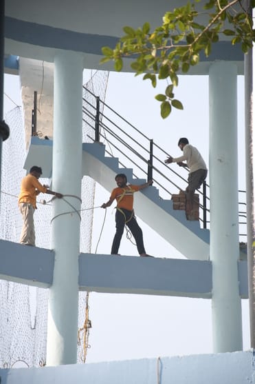 अमीनाबाद पार्किंग में बिना सुरक्षा उपकरण काम करते मजदूर। अमीनाबाद पार्किंग में बिना सुरक्षा उपकरण काम करते मजदूर।