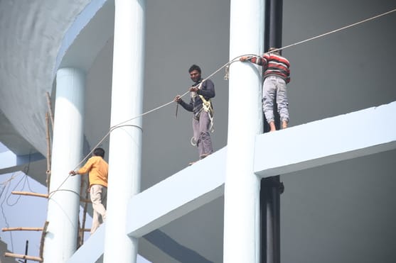 अमीनाबाद पार्किंग में बिना सुरक्षा उपकरण काम करते मजदूर। अमीनाबाद पार्किंग में बिना सुरक्षा उपकरण काम करते मजदूर।