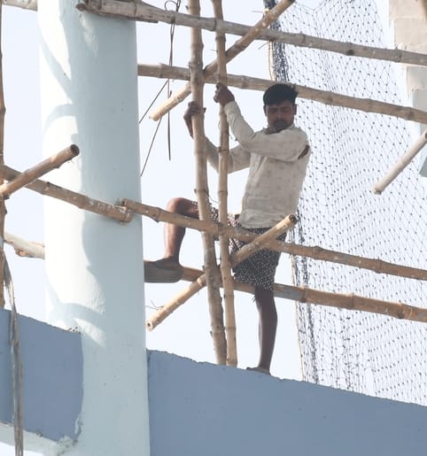 अमीनाबाद पार्किंग में बिना सुरक्षा उपकरण काम करते मजदूर। अमीनाबाद पार्किंग में बिना सुरक्षा उपकरण काम करते मजदूर।