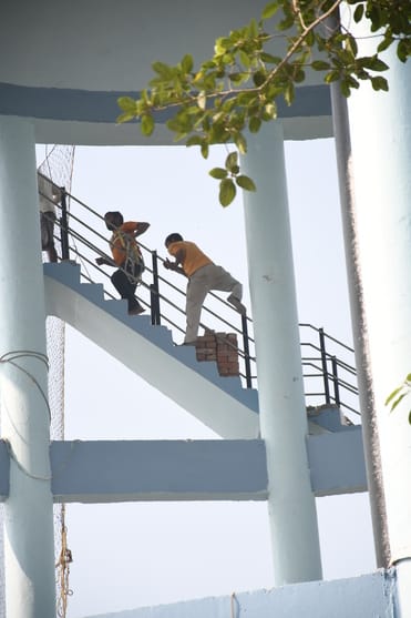 अमीनाबाद पार्किंग में बिना सुरक्षा उपकरण काम करते मजदूर। अमीनाबाद पार्किंग में बिना सुरक्षा उपकरण काम करते मजदूर।