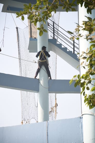 अमीनाबाद पार्किंग में बिना सुरक्षा उपकरण काम करते मजदूर। अमीनाबाद पार्किंग में बिना सुरक्षा उपकरण काम करते मजदूर।