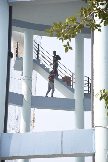 अमीनाबाद पार्किंग में बिना सुरक्षा उपकरण काम करते मजदूर। अमीनाबाद पार्किंग में बिना सुरक्षा उपकरण काम करते मजदूर।