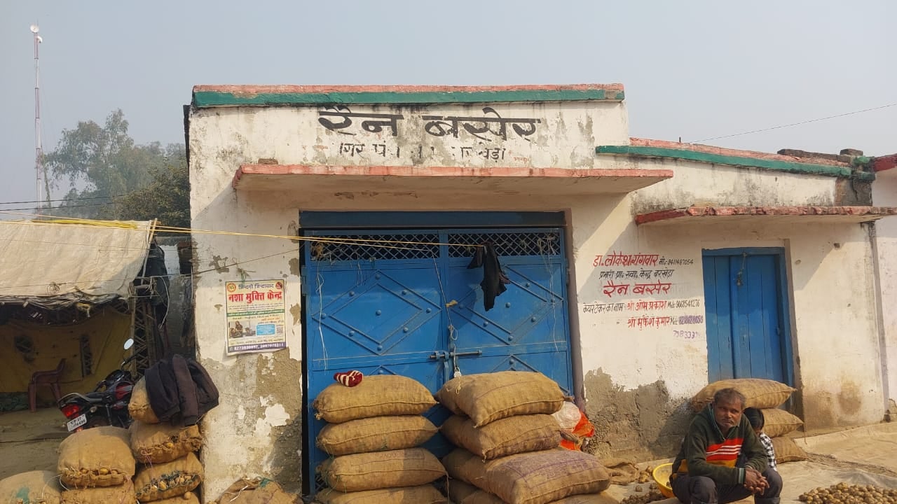 अस्पताल रोड बरखेड़ा में दुकानदार द्वारा निजी अलाव पर तापते लोग। संवाद अस्पताल रोड बरखेड़ा में दुकानदार द्वारा निजी अलाव पर तापते लोग। संवाद