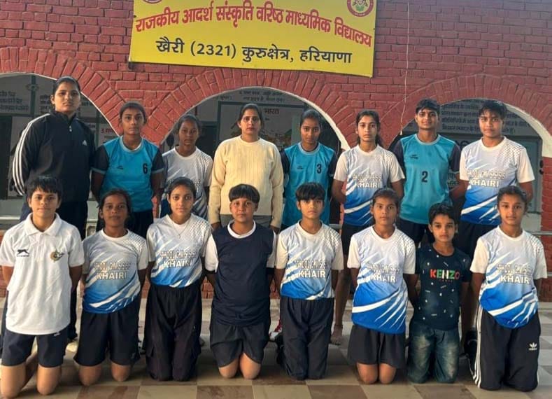 बाबैन। राजकीय आदर्श संस्कृति वरिष्ठ माध्यमिक विद्यालय खैरी की लडकियों की कबड्डी टीम के साथ स्टा