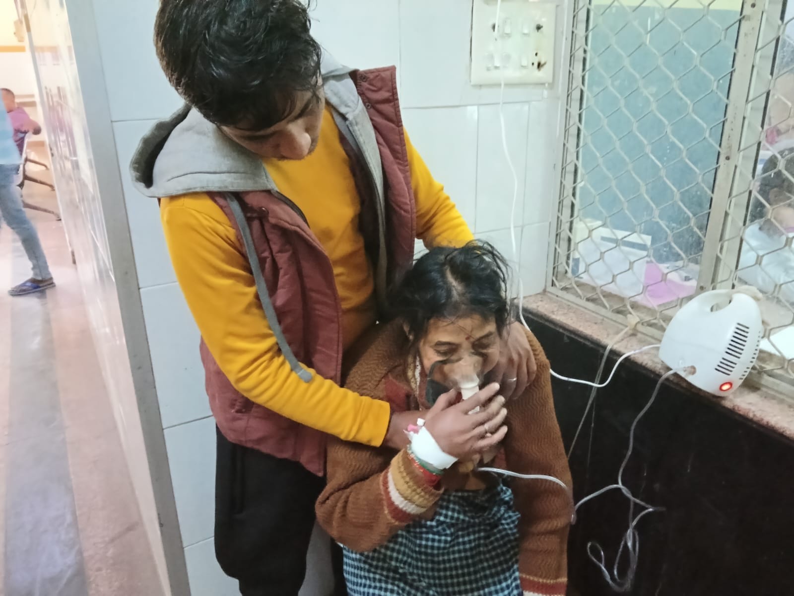 ब्लड प्रेशर व घबराहट के मरीजों को देखते डॉक्टर। संवाद