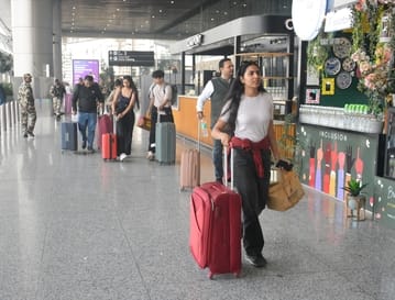 बुधवार को इंडिगो के विमानों की सामान्य आवाजाही से यात्रियों ने ली राहत की सांस। 