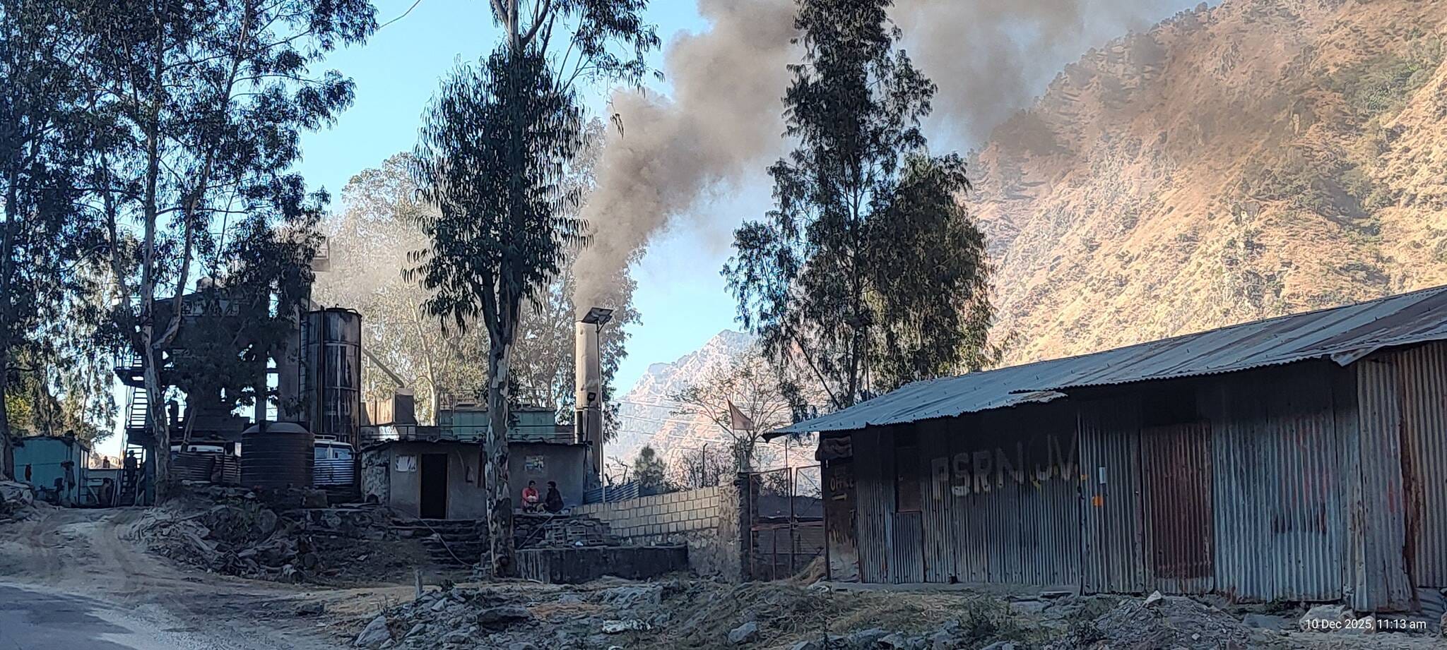 एनएच पांच पर स्थित मिक्सर प्लांट से निकल रहे धुंए से तीन पंचायतों के लोगों की बढ़ी परेशानियां। 