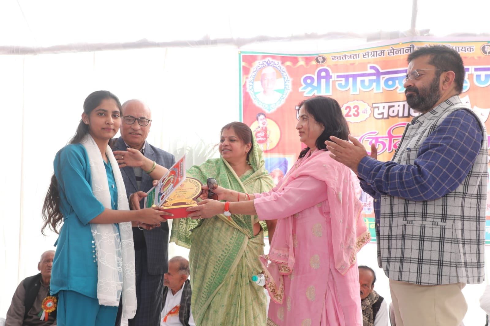 फोटो-11- समाधि स्थल पर श्रदाजंलि अर्पित करते पदाधिकारी। संवाद फोटो-11- समाधि स्थल पर श्रदाजंलि अर्पित करते पदाधिकारी। संवाद