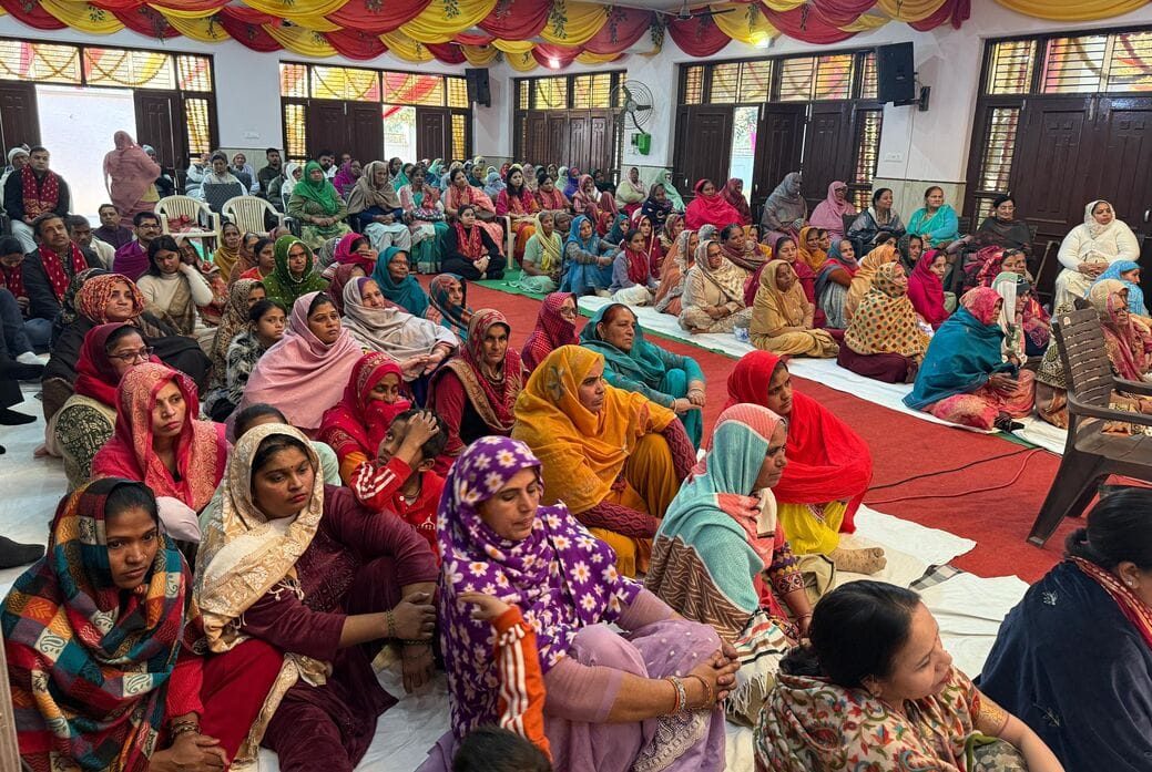 फोटाे 13- सोनीपत के मुरथल स्थित बाबा बिशनदास धाम में श्रीमद्भागवत कथा सुनाते कथावाचक स्वामी सत्