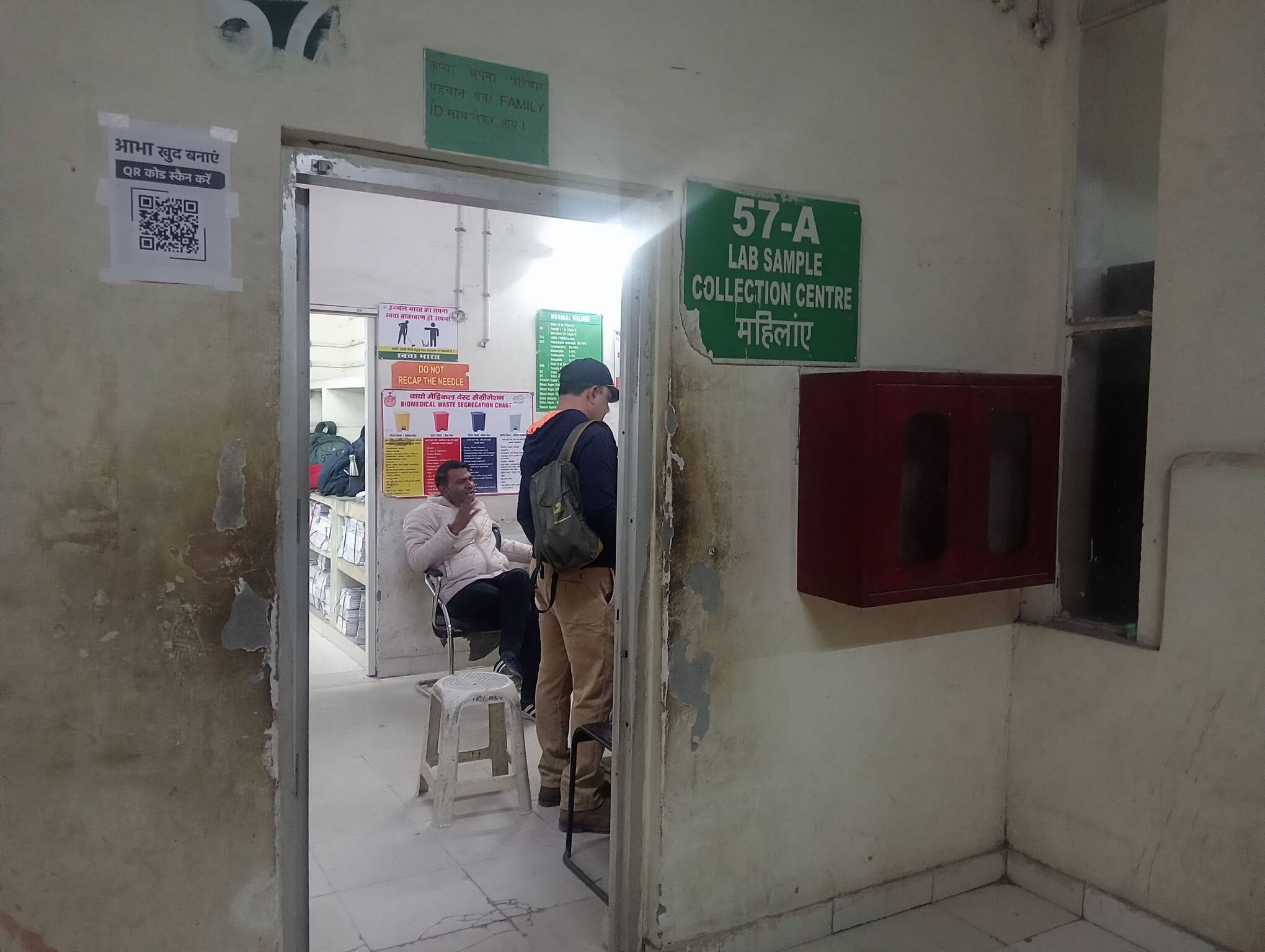 फोटो 16 : सोनीपत के नागरिक अस्पताल में मरीजों को उपचार करते नेत्र विशेषज्ञ डॉ. विकास चहल। संवा फोटो 16 : सोनीपत के नागरिक अस्पताल में मरीजों को उपचार करते नेत्र विशेषज्ञ डॉ. विकास चहल। संवा
