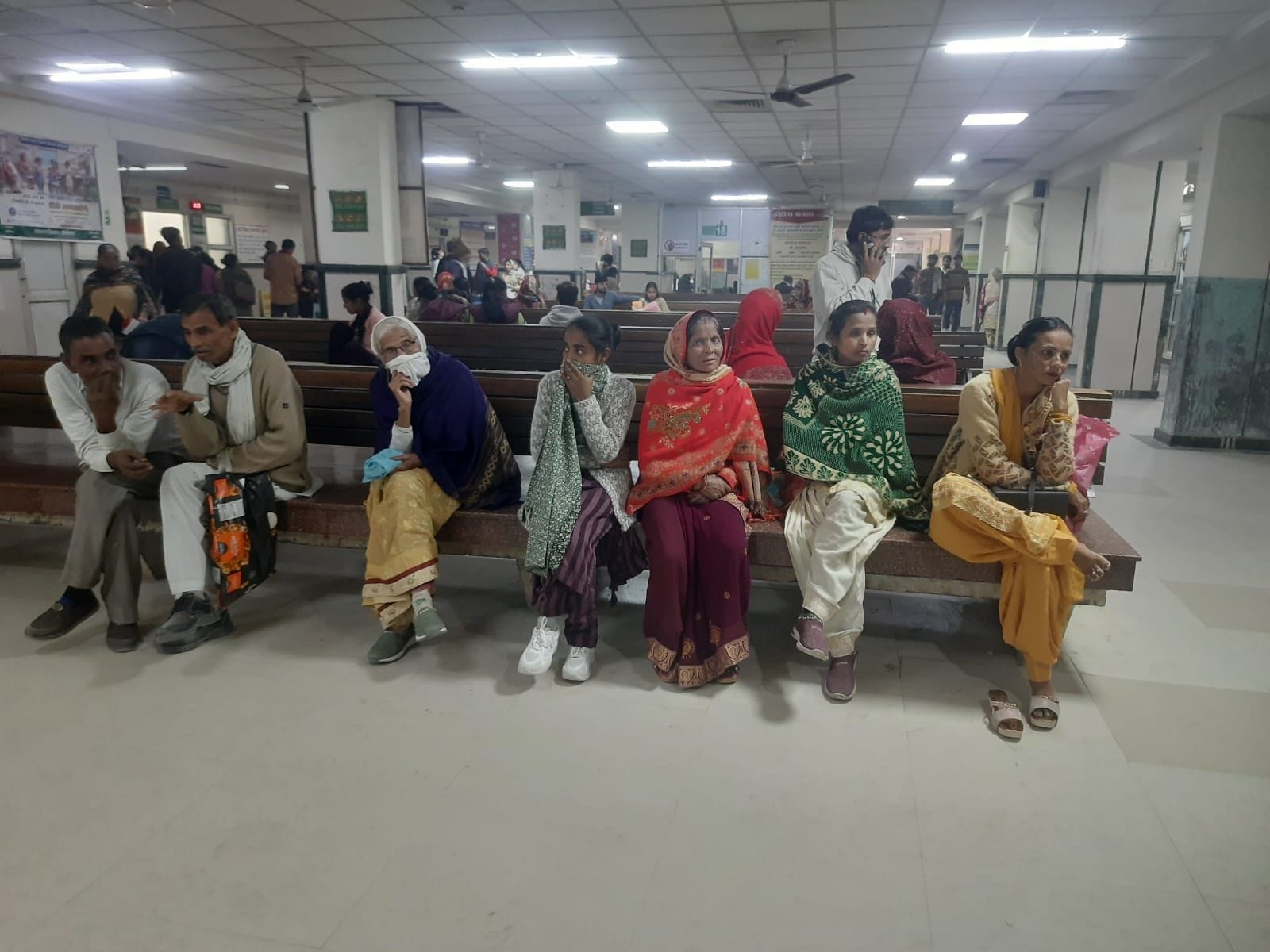 फोटो 16 : सोनीपत के नागरिक अस्पताल में मरीजों को उपचार करते नेत्र विशेषज्ञ डॉ. विकास चहल। संवा फोटो 16 : सोनीपत के नागरिक अस्पताल में मरीजों को उपचार करते नेत्र विशेषज्ञ डॉ. विकास चहल। संवा