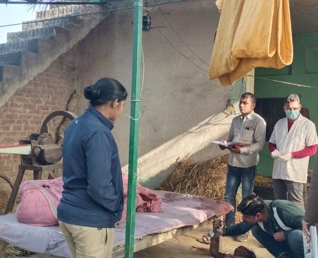 फोटो-26-महिला की हत्या के बाद जांच करती पुलिस। संवाद फोटो-26-महिला की हत्या के बाद जांच करती पुलिस। संवाद