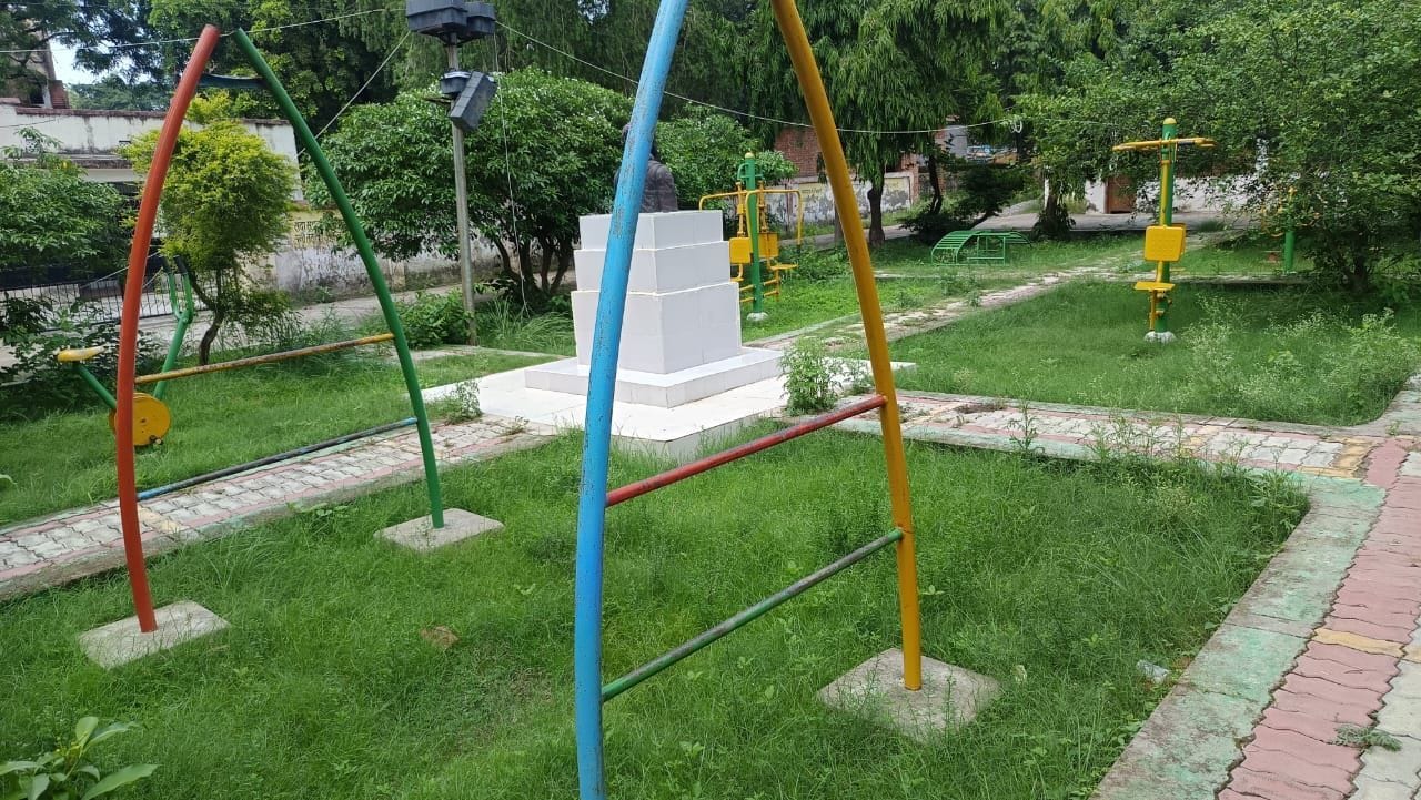 फोटो-4-वैरी गांव में ओपेन जिम में लगे उपकरण से गायब झूला। संवाद फोटो-4-वैरी गांव में ओपेन जिम में लगे उपकरण से गायब झूला। संवाद