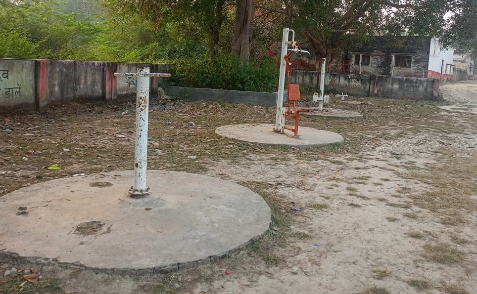 फोटो-4-वैरी गांव में ओपेन जिम में लगे उपकरण से गायब झूला। संवाद फोटो-4-वैरी गांव में ओपेन जिम में लगे उपकरण से गायब झूला। संवाद