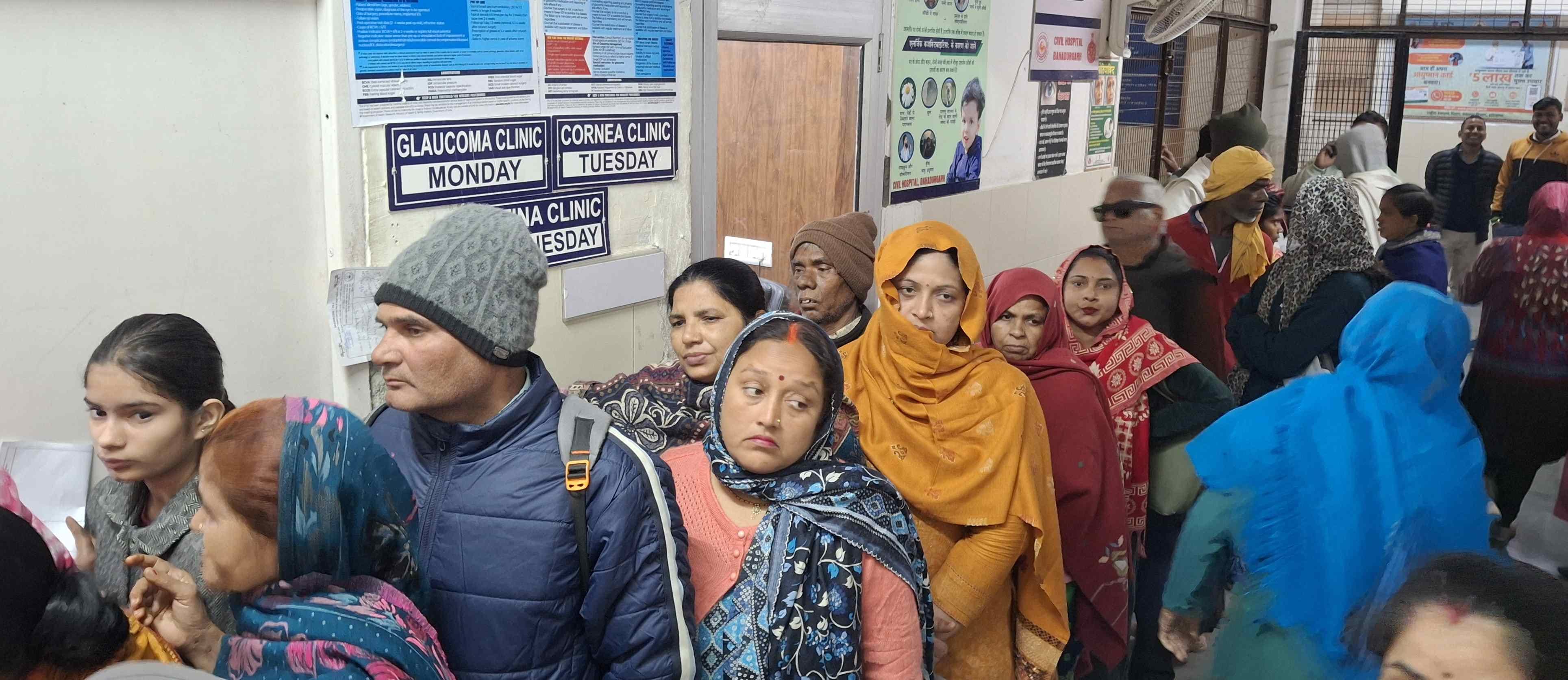 -फोटो 51 : बहादुरगढ़ के नागरिक अस्पताल में ओपीडी कार्ड बनवाने वालों की लगी लाइन। संवाद -फोटो 51 : बहादुरगढ़ के नागरिक अस्पताल में ओपीडी कार्ड बनवाने वालों की लगी लाइन। संवाद