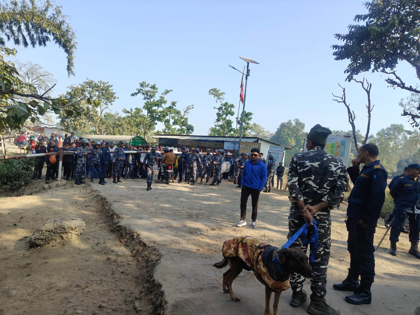 गौरीफंटा बाॅर्डर पर युवाओं से वार्ता करते एसएसबी व एपीएफ अधिकारी। संवाद गौरीफंटा बाॅर्डर पर युवाओं से वार्ता करते एसएसबी व एपीएफ अधिकारी। संवाद