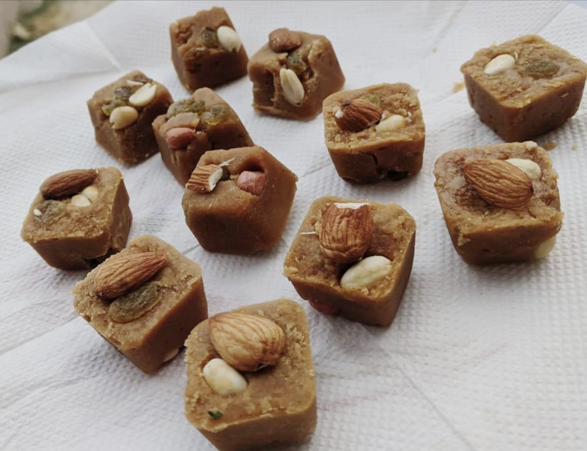 गुड़ से तैयार की गई ड्राईफूड वाली मिठाई-संवाद गुड़ से तैयार की गई ड्राईफूड वाली मिठाई-संवाद