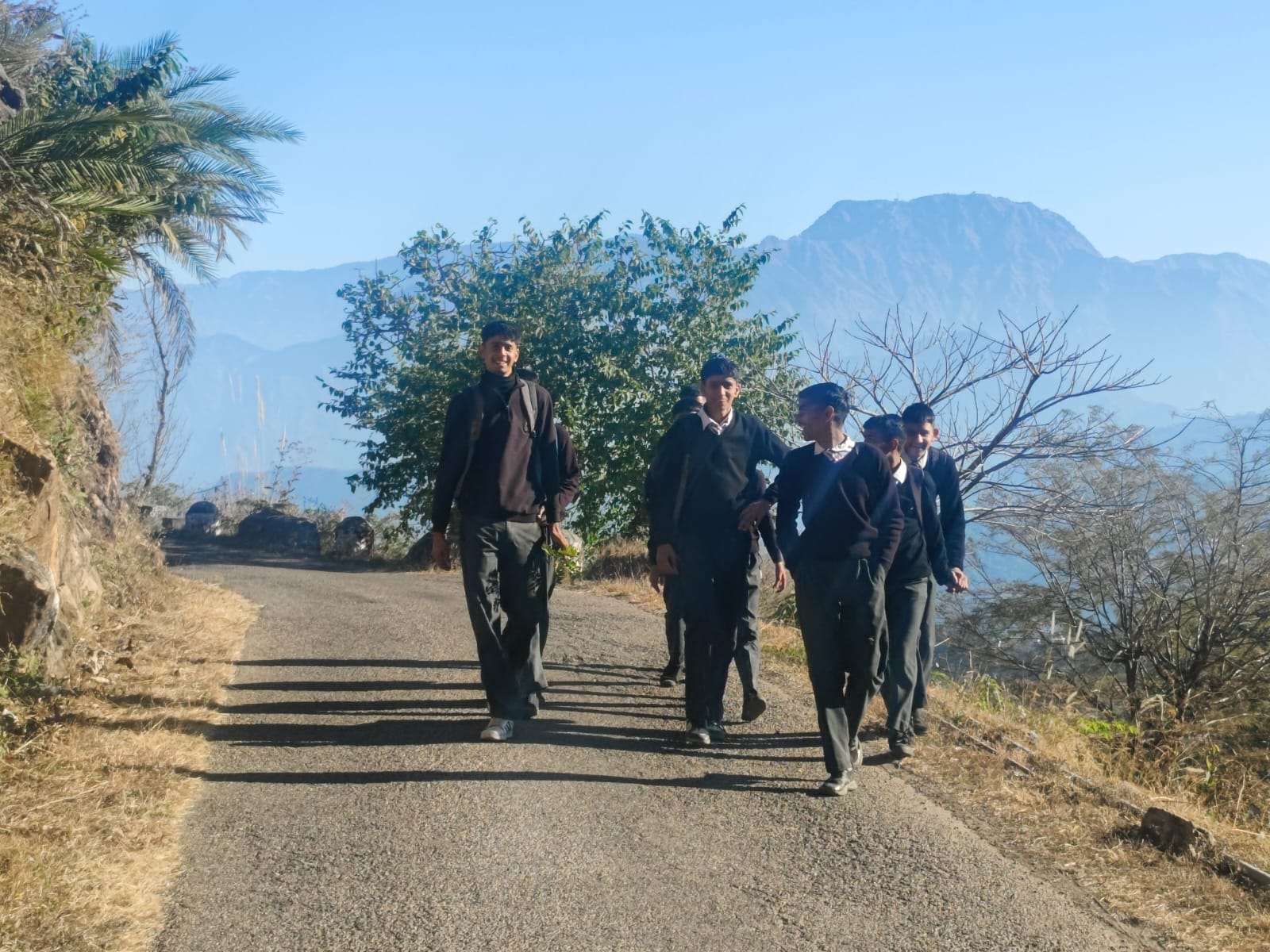 घुमारवीं क्षेत्र में निजी बस में खड़े होकर सफर करते स्कूली बच्चे। संवाद घुमारवीं क्षेत्र में निजी बस में खड़े होकर सफर करते स्कूली बच्चे। संवाद