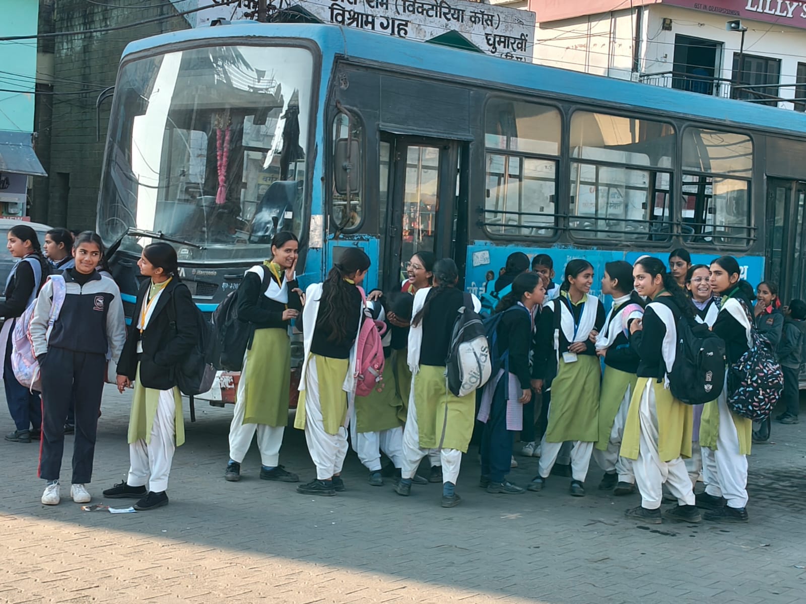 घुमारवीं क्षेत्र में निजी बस में खड़े होकर सफर करते स्कूली बच्चे। संवाद घुमारवीं क्षेत्र में निजी बस में खड़े होकर सफर करते स्कूली बच्चे। संवाद