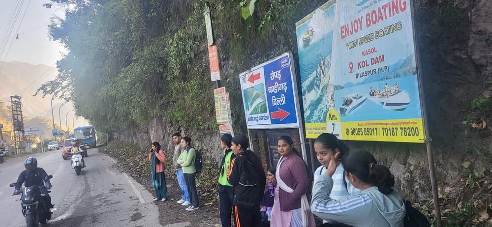 घुमारवीं क्षेत्र में निजी बस में खड़े होकर सफर करते स्कूली बच्चे। संवाद घुमारवीं क्षेत्र में निजी बस में खड़े होकर सफर करते स्कूली बच्चे। संवाद