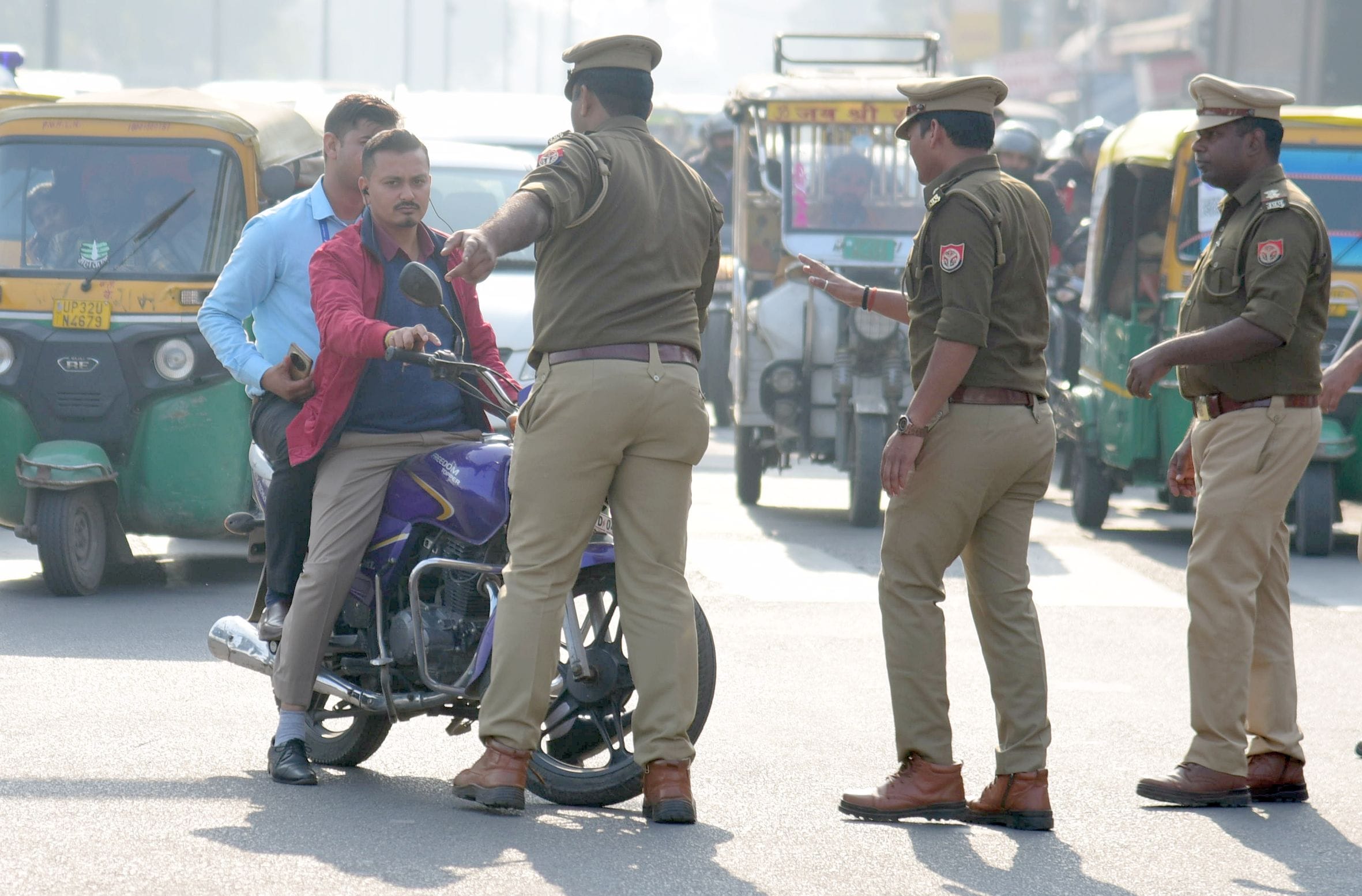 हजरतगंज चौराहे पर भी बिना हेलमेट के बाइकसवारों का चालान किया गया। इस दौरान चौराहे से गुजरने वाल