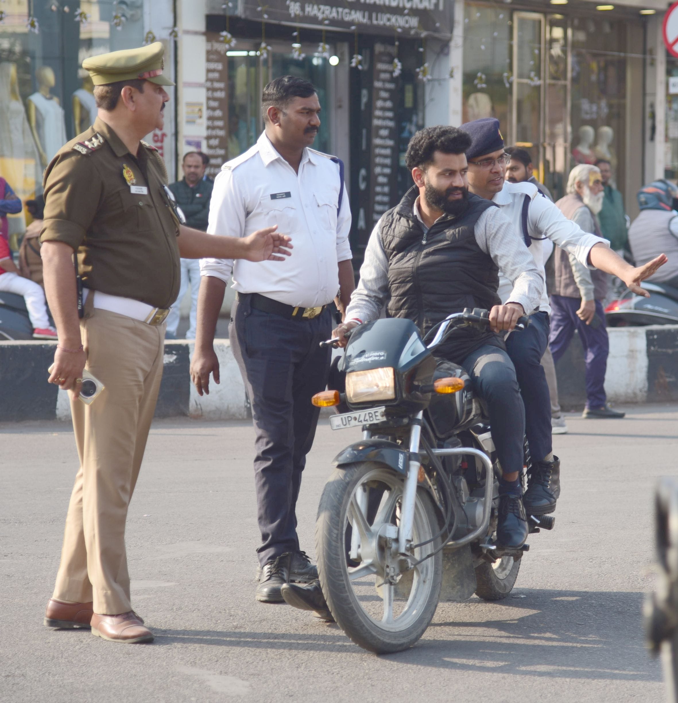 हजरतगंज चौराहे पर भी बिना हेलमेट के बाइकसवारों का चालान किया गया। इस दौरान चौराहे से गुजरने वाल