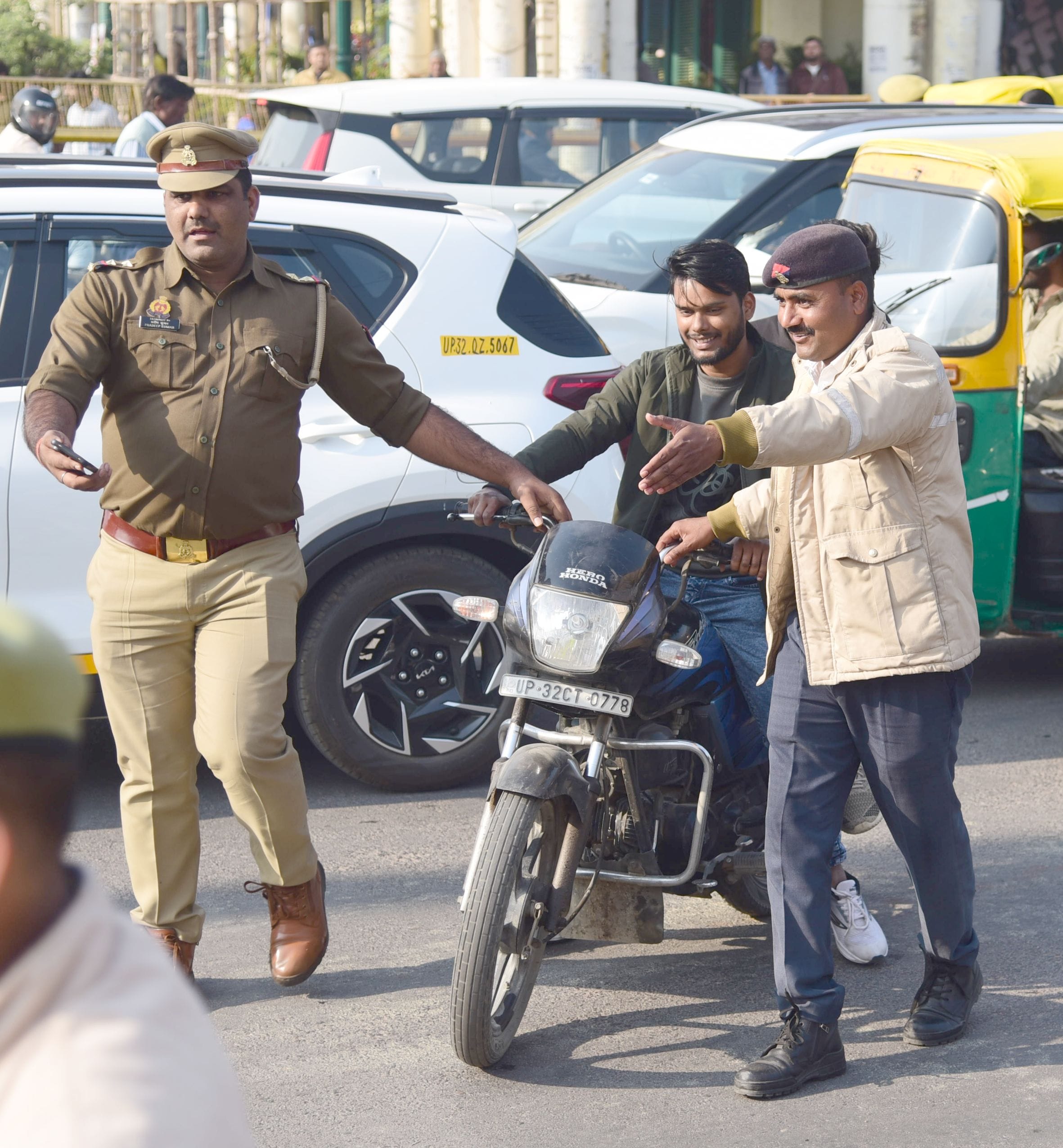 हजरतगंज चौराहे पर भी बिना हेलमेट के बाइकसवारों का चालान किया गया। इस दौरान चौराहे से गुजरने वाल