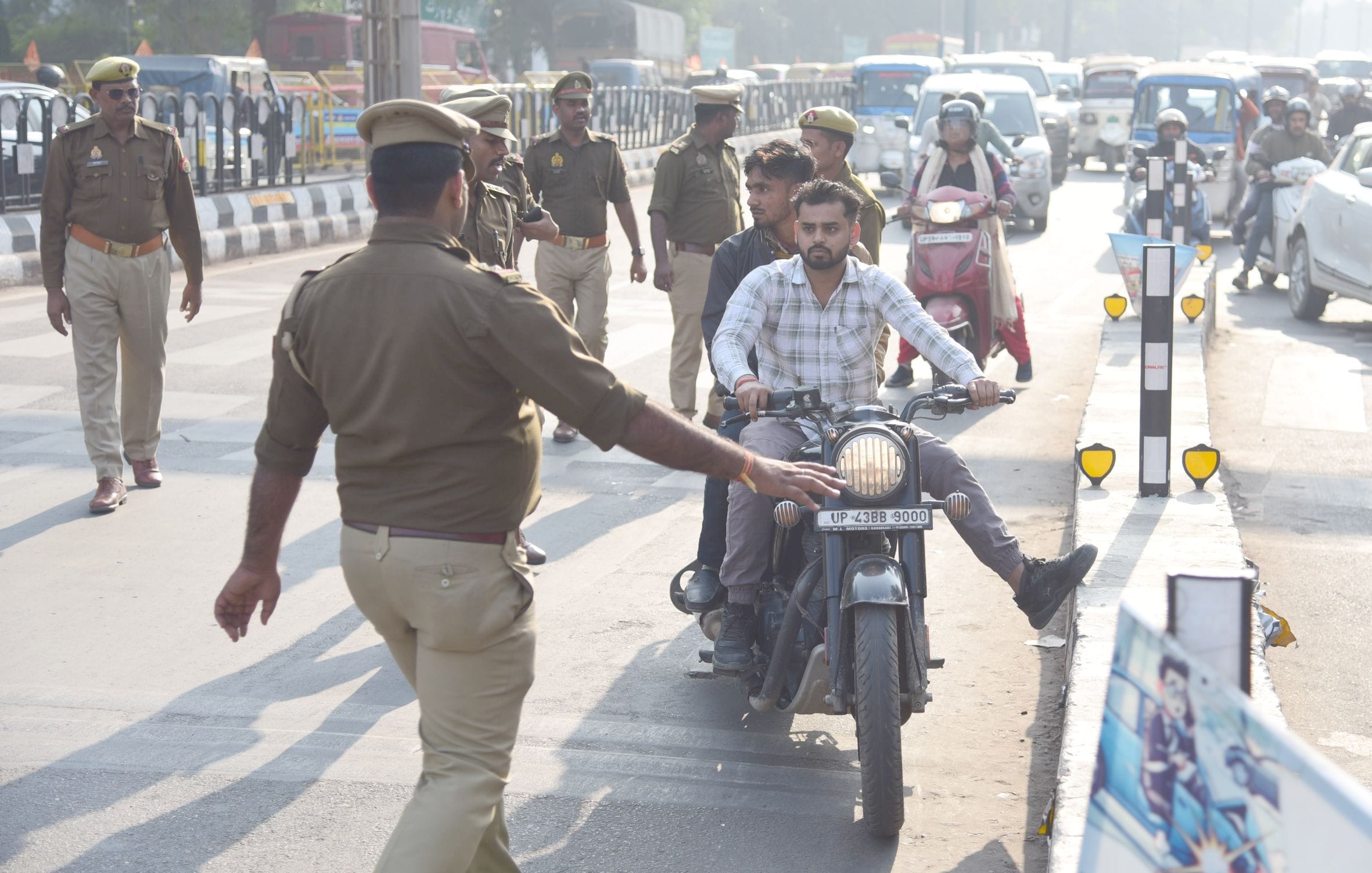 हजरतगंज चौराहे पर भी बिना हेलमेट के बाइकसवारों का चालान किया गया। इस दौरान चौराहे से गुजरने वाल