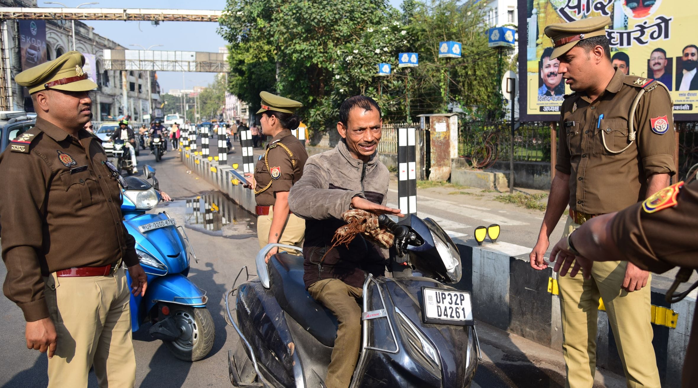 हजरतगंज चौराहे पर भी बिना हेलमेट के बाइकसवारों का चालान किया गया। इस दौरान चौराहे से गुजरने वाल