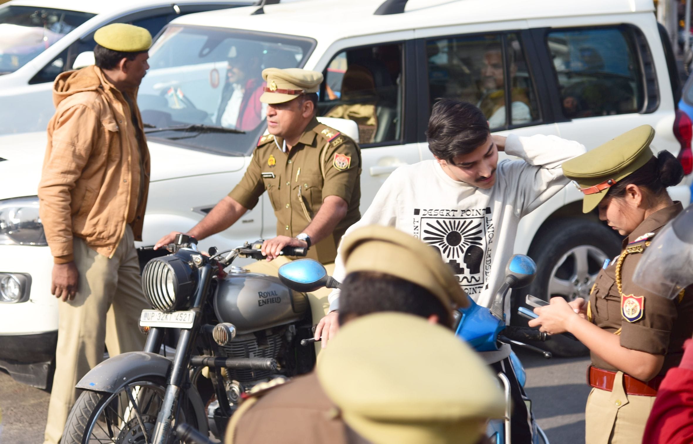 हजरतगंज चौराहे पर भी बिना हेलमेट के बाइकसवारों का चालान किया गया। इस दौरान चौराहे से गुजरने वाल