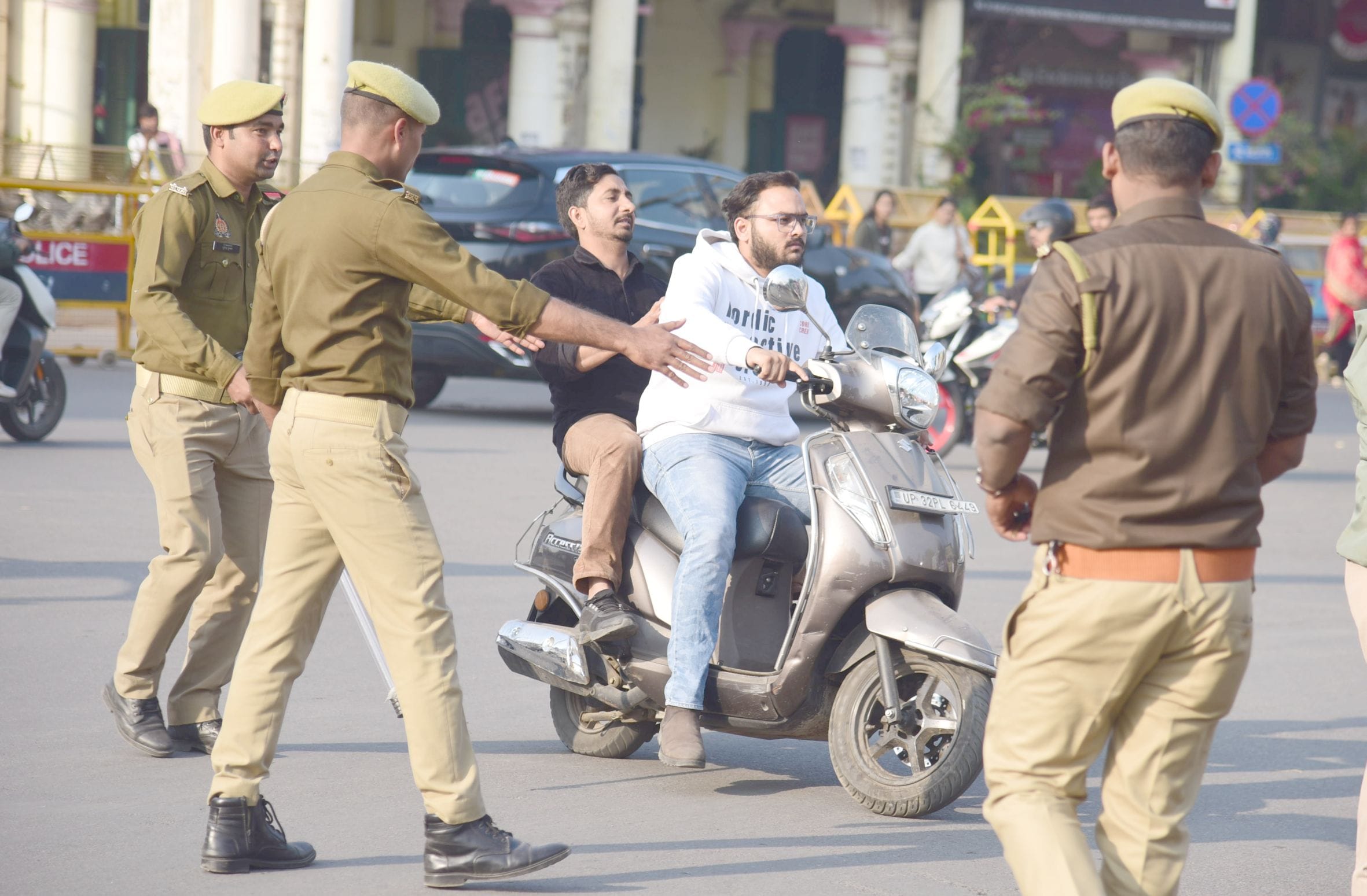 हजरतगंज चौराहे पर भी बिना हेलमेट के बाइकसवारों का चालान किया गया। इस दौरान चौराहे से गुजरने वाल