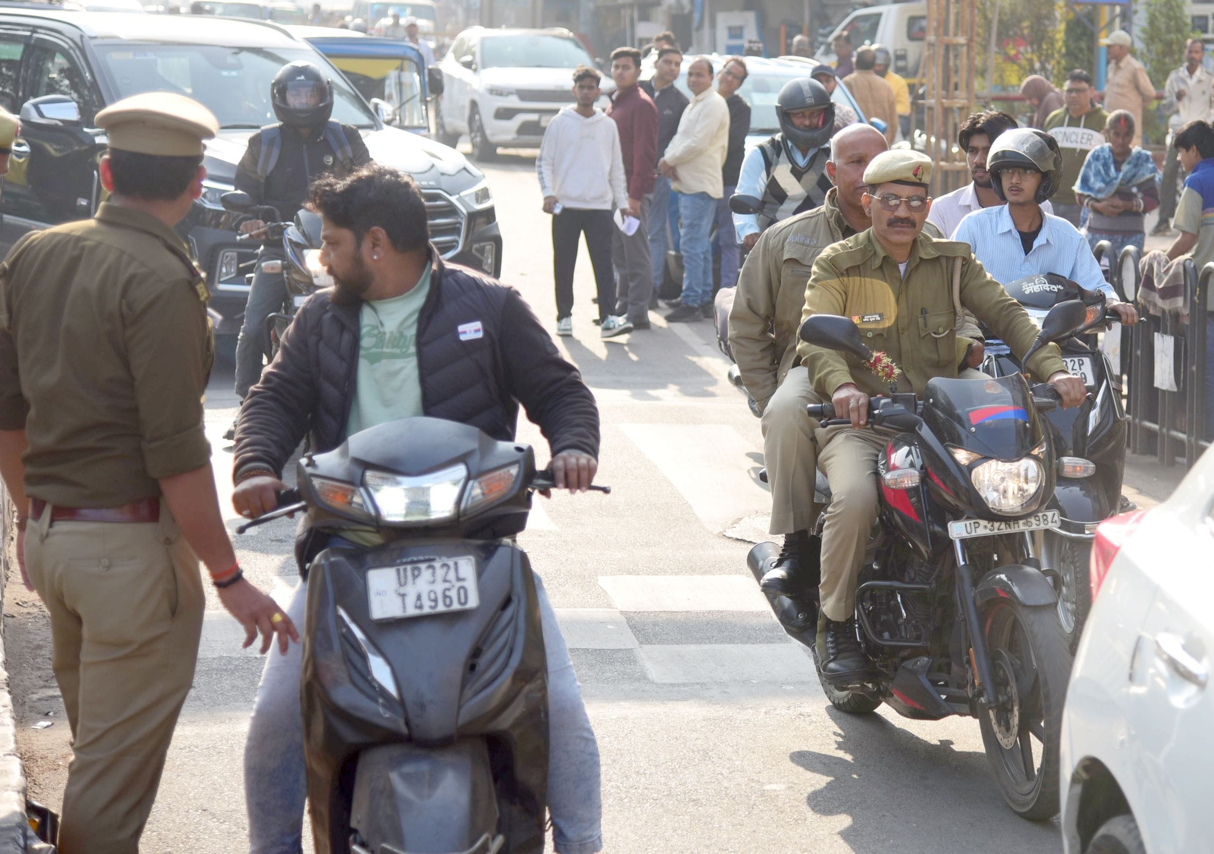 हजरतगंज चौराहे पर भी बिना हेलमेट के बाइकसवारों का चालान किया गया। इस दौरान चौराहे से गुजरने वाल