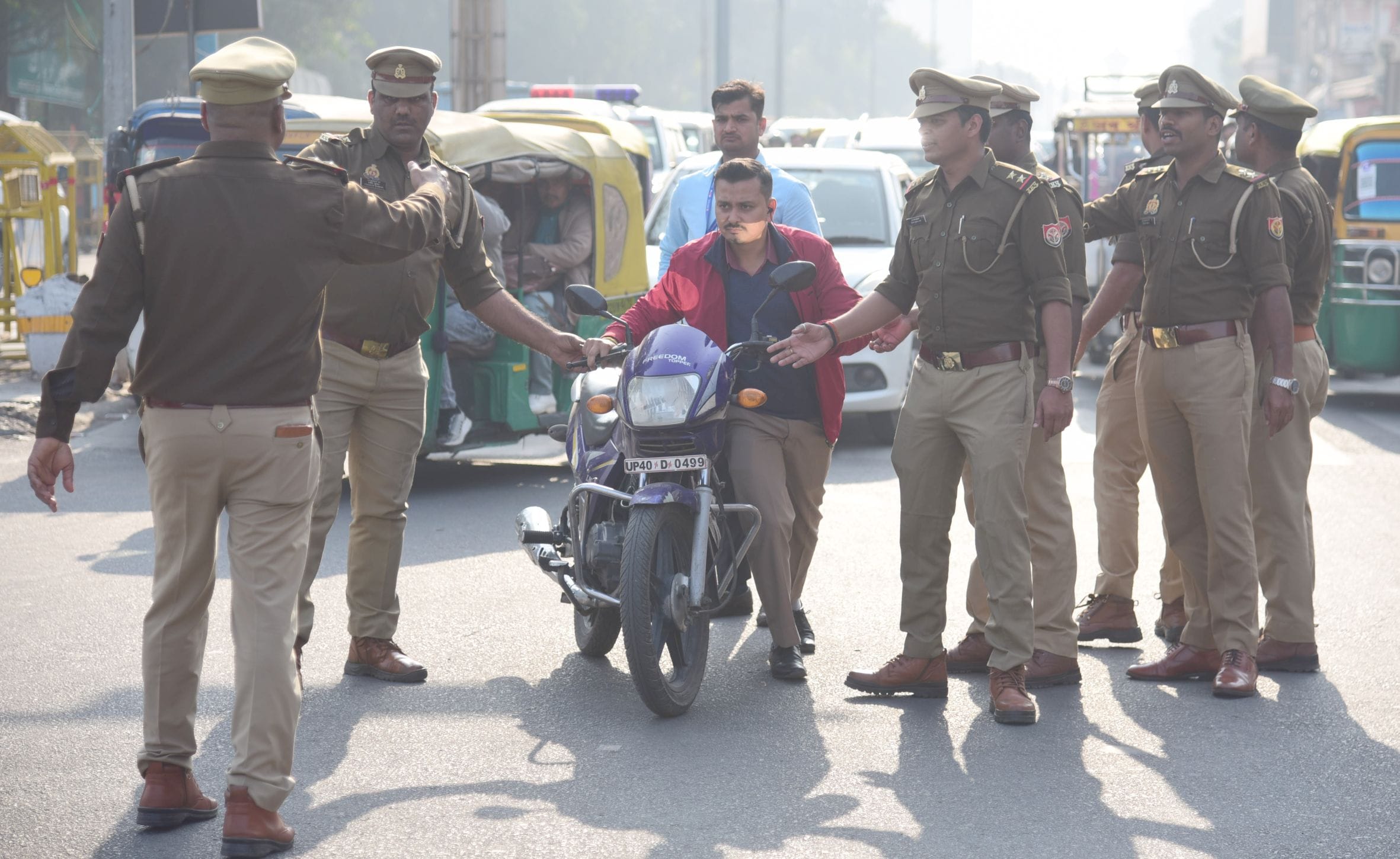 हजरतगंज चौराहे पर भी बिना हेलमेट के बाइकसवारों का चालान किया गया। इस दौरान चौराहे से गुजरने वाल