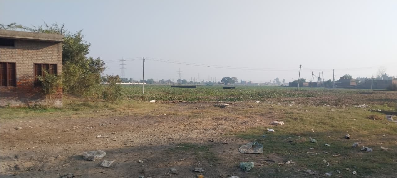 इस्माईलाबाद। स्टेडियम की टूटी हुई चार दिवारी व उगी जंगली घास। संवाद इस्माईलाबाद। स्टेडियम की टूटी हुई चार दिवारी व उगी जंगली घास। संवाद
