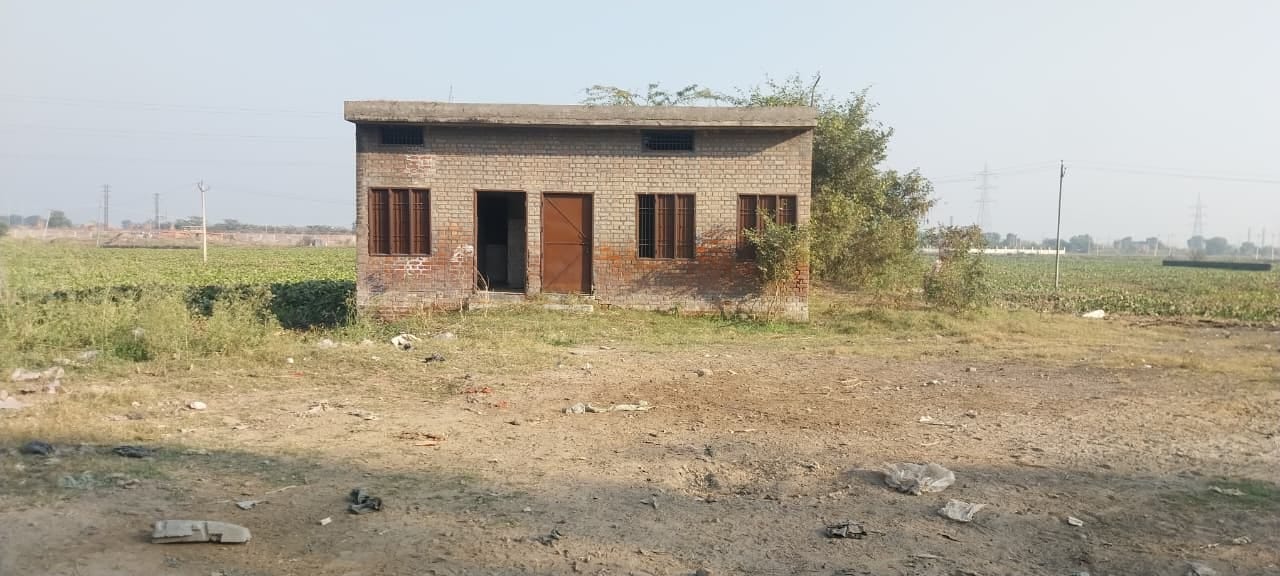 इस्माईलाबाद। स्टेडियम की टूटी हुई चार दिवारी व उगी जंगली घास। संवाद इस्माईलाबाद। स्टेडियम की टूटी हुई चार दिवारी व उगी जंगली घास। संवाद