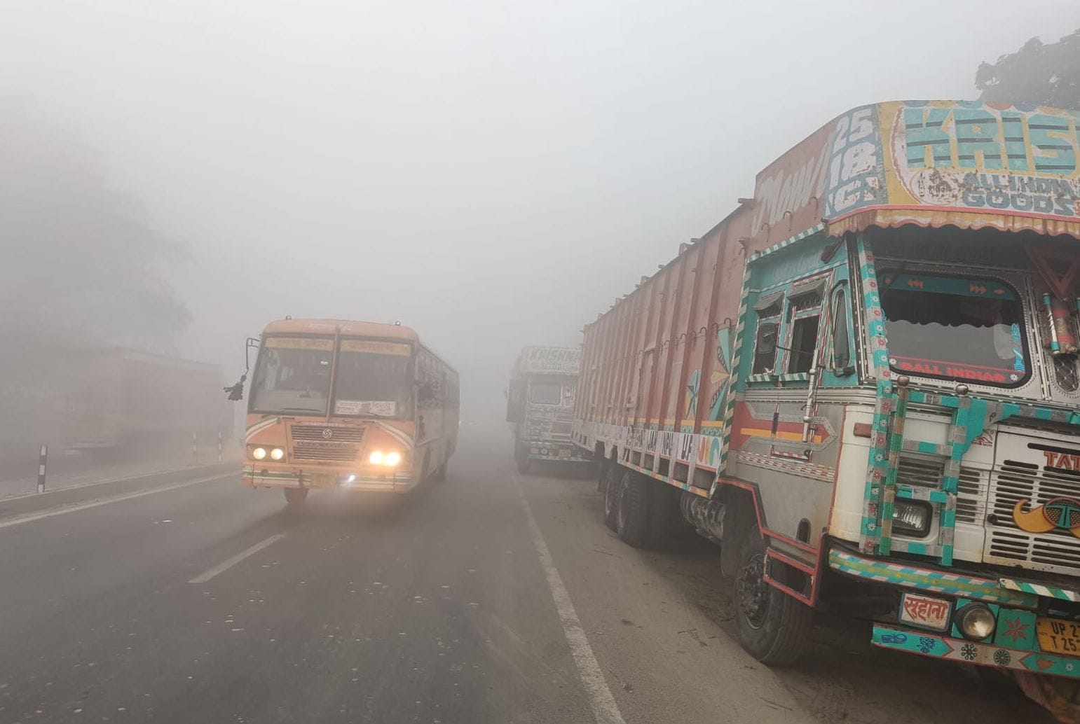कांट-जलालाबाद मार्ग पर सड़क किनारे खड़ा वाहन। संवाद कांट-जलालाबाद मार्ग पर सड़क किनारे खड़ा वाहन। संवाद