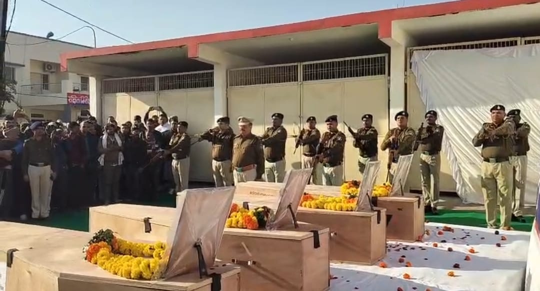 मुरैना पुलिस में चारो पुलिसकर्मियों के पार्थिव शरीर रखे