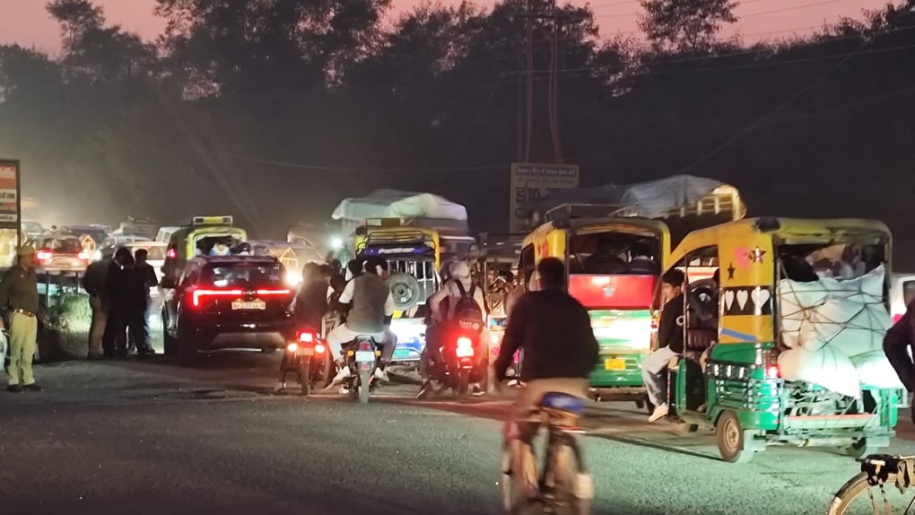 मवाना रोड गंगानगर में कसेरुखेड़ा नाले पर लगे जाम की जानकारी पर पहुंचे एसएसपी और एसपी ट्रैफिक, गं मवाना रोड गंगानगर में कसेरुखेड़ा नाले पर लगे जाम की जानकारी पर पहुंचे एसएसपी और एसपी ट्रैफिक, गं